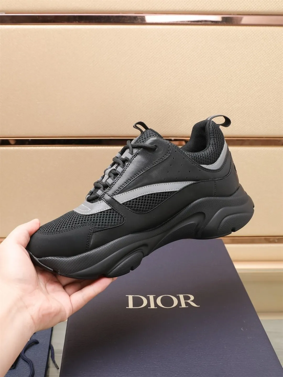 Men's shoes 💰P460💰【Dior】Dior✨ is online at the same time👏 This casual sneaker is a new product in the series and continues Di*r's classic style. The upper is made of original mesh and cow leather, with a two-color textured outsole, and the brand's iconic details on the rear collar and heel to enhance the style. Fashionable and versatile. Wear it with jeans or slacks for a casual look. Size: 38-44 (45 customized)